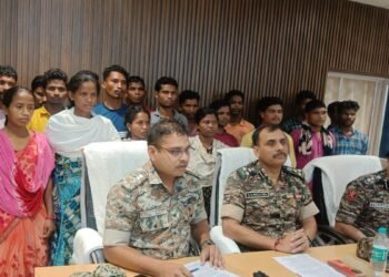 బీజాపూర్‌లో 30 మంది నక్సలైట్లు లొంగుబాటు..