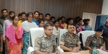 బీజాపూర్‌లో 30 మంది నక్సలైట్లు లొంగుబాటు..