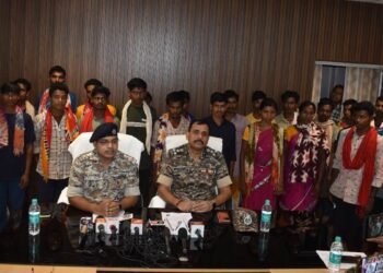 బీజాపూర్‌లో 33 మంది నక్సల్స్ లొంగుబాటు