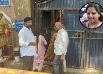 కవితతో ప్రవీణ్‌ కుమార్, బాల్క సుమన్ ములాఖత్‌