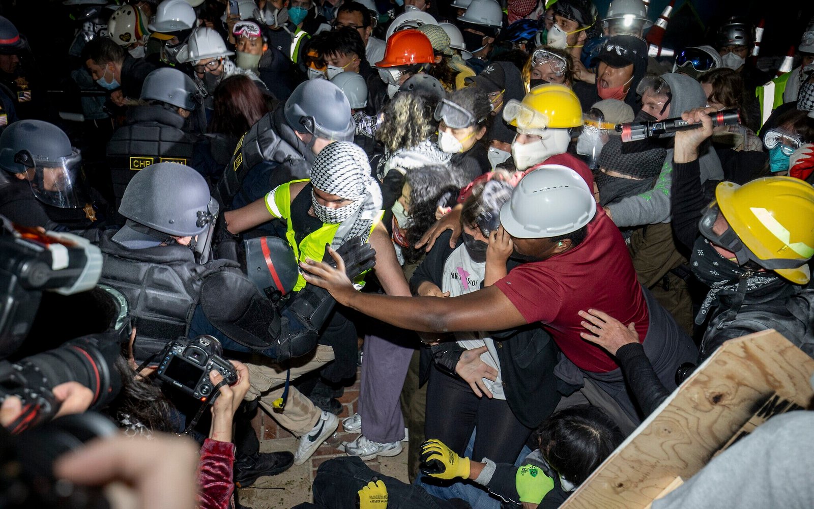 రెండు వేల మంది అమెరికన్ విద్యార్ధులు అరెస్ట్