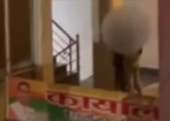 బీజేపీ ఆఫీసులో ముద్దులతో నిరసన..!