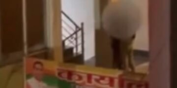 బీజేపీ ఆఫీసులో ముద్దులతో నిరసన..!