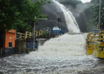 వాటర్‌ఫాల్ దగ్గర ఒక్కసారిగా పెరిగిన వరద.. ఒకరు మృతి