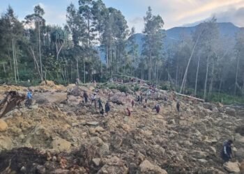 కొండచరియలు విరిగిపడి వంద మంది మృతి