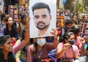 నా తల్లిని అత్యాచారం చేశారు..నన్ను లైంగికంగా వేధించారు