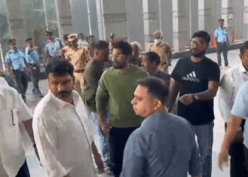 కిమ్స్ లో శ్రీతేజ్ కు అల్లు అర్జున్ పరామర్శ