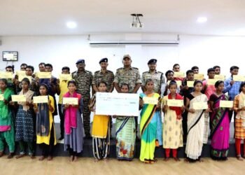 బీజాపూర్‌లో 24 మంది నక్సలైట్ల లొంగుబాటు