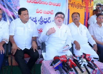 శ్రీధర్ కుటుంబానికి అండగా ఉంటాం: మంత్రి పొన్నం