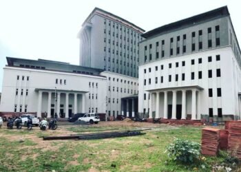 ఒవైసీ కాలేజీ కూల్చడం లేదు: హైడ్రా కమిషనర్