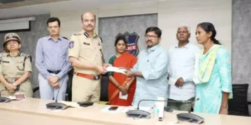 డీజీపీ ఎదుట లొంగిపోయిన ముగ్గురు మావోయిస్టులు