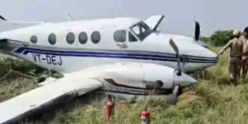 టేకాఫ్‌ సమయంలో జారిన విమానం