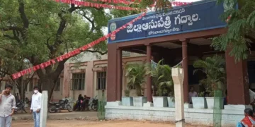 హాస్టల్‌లో ఫుడ్‌ పాయిజన్‌.. 12 మంది విద్యార్థులకు అస్వస్థత